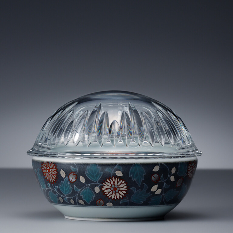 Cristal biselado y porcelana con decoración botánica